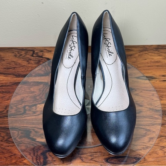 LifeStride Julia Platform Pump in black - Picture 5 of 16